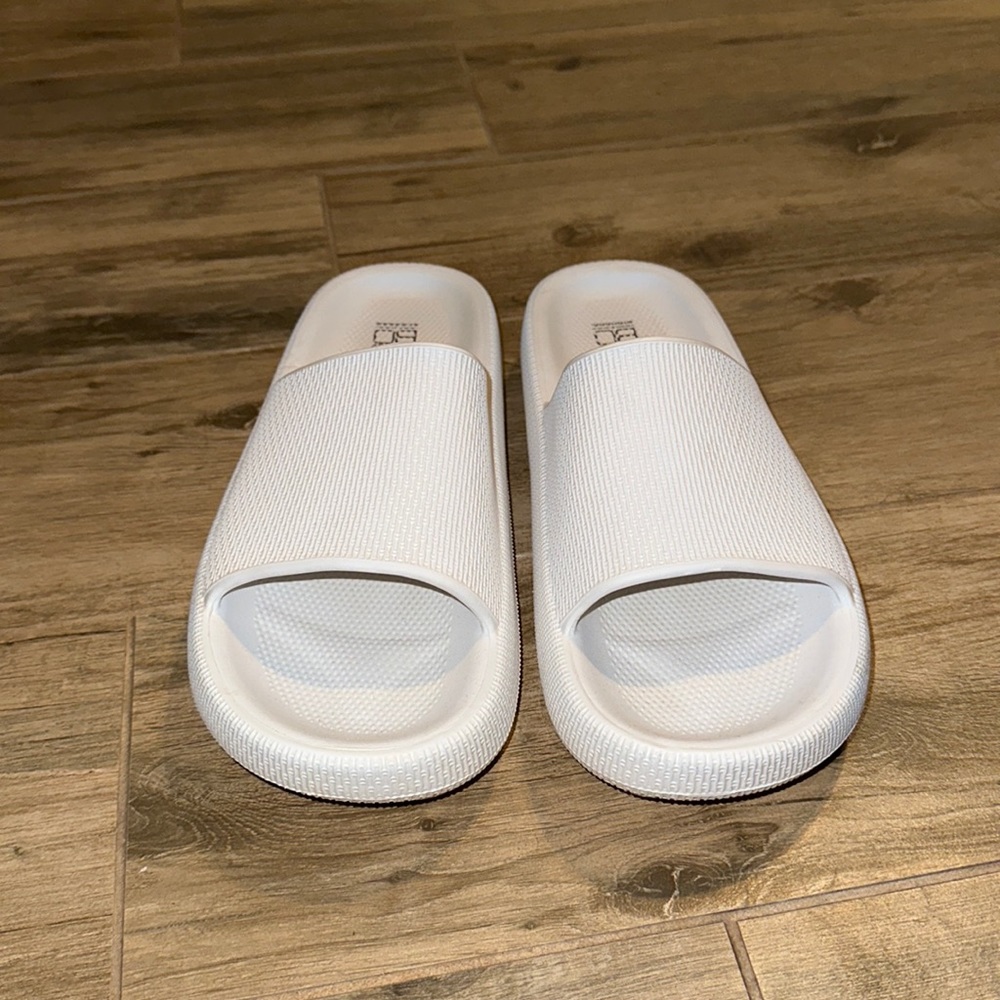 Never worn pillow slides